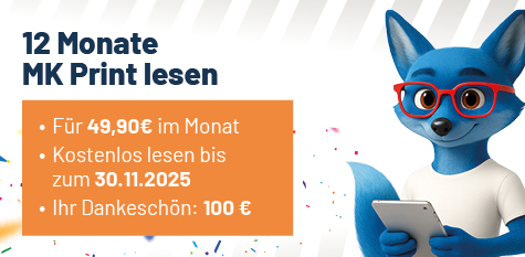 Ein blauer Fuchs mit einem Tablet in den Pfoten und einer roten Brille auf der Nasesteht am rechten Rand. Auf der linken Seite neben dem Fuchs istz eine Informationskachel mit Daten zum Angebot