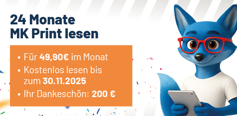 Ein blauer Fuchs mit einem Tablet in den Pfoten und einer roten Brille auf der Nasesteht am rechten Rand. Auf der linken Seite neben dem Fuchs istz eine Informationskachel mit Daten zum Angebot