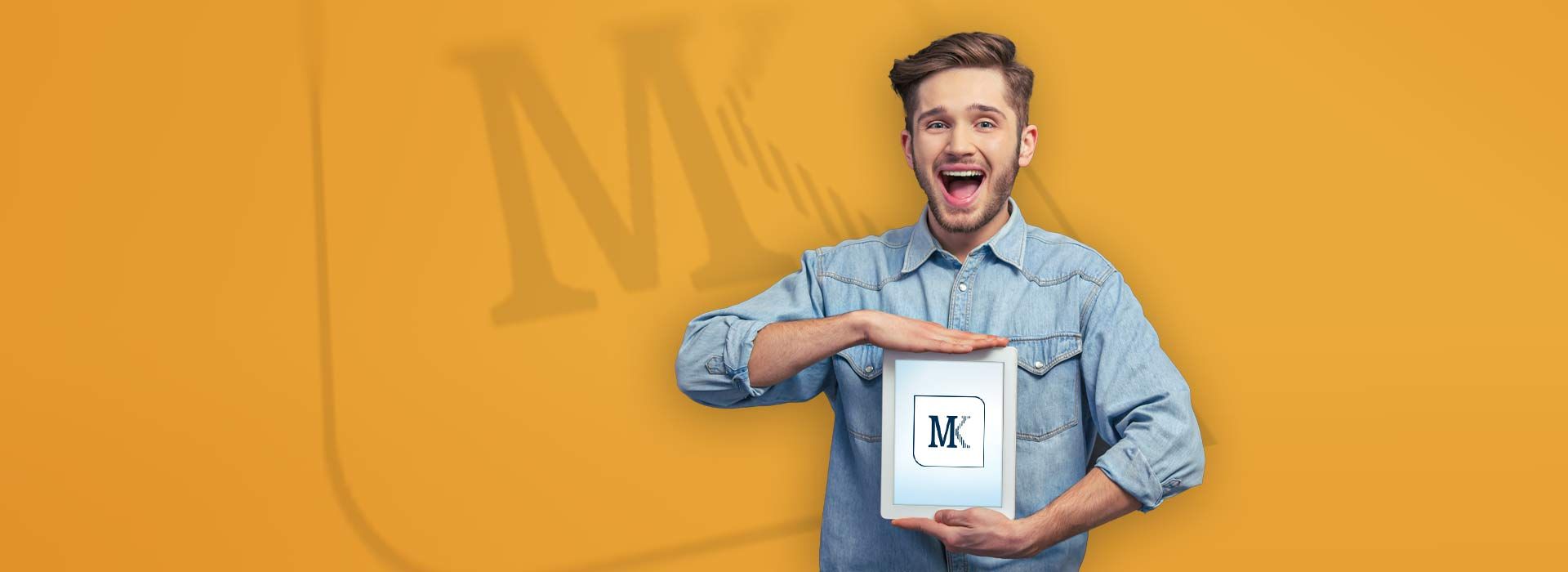 Mann schaut aufgeregt und hält dabei ein Tablet nach vorne, dass das Logo der Mediengruppe Kreiszeitung zeigt.