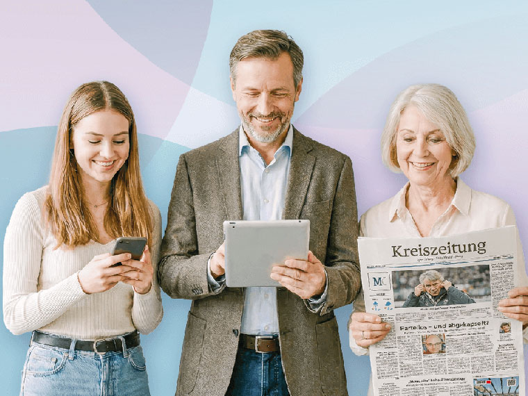 Eine Frau schaut auf ein Handy