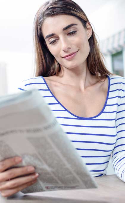 Printanzeigen Frau liest Kreiszeitung